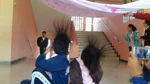 Nguyên nhân và cách thức giải quyết hiện tượng tĩnh điện trên áo quần mùa hanh khô (P1) 2 nguyen-nhan-va-cach-thuc-giai-quyet-hien-tuong-tinh-dien-tren-ao-quan-mua-hanh-kho-p1-42