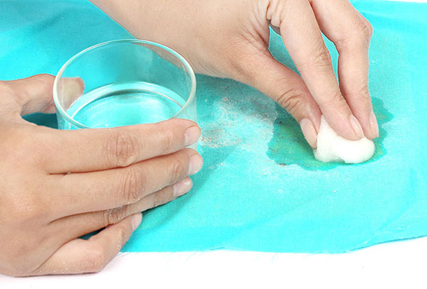 Mẹo tẩy vết nến trên quần áo trong tích tắc 3 Mẹo tẩy vết nến trên quần áo trong tích tắc