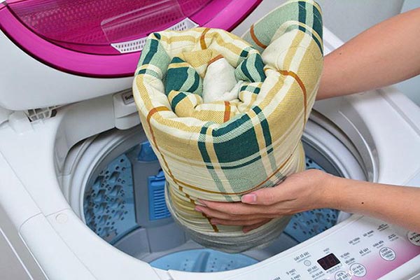 Giặt chăn bằng máy giặt và những lưu ý cần biết 1 giat-chan-bang-may-va-nhung-luu-y-can-biet-1