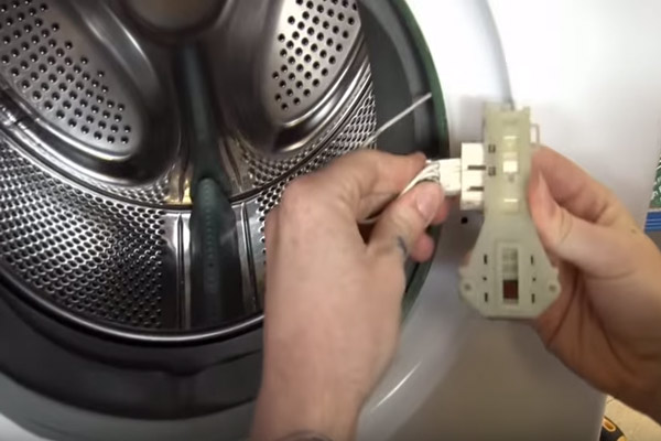 Khóa cửa máy giặt Electrolux bị hỏng thì phải làm sao 6 khoa-cua-may-giat-electrolux-bi-hong-thi-phai-lam-sao-4